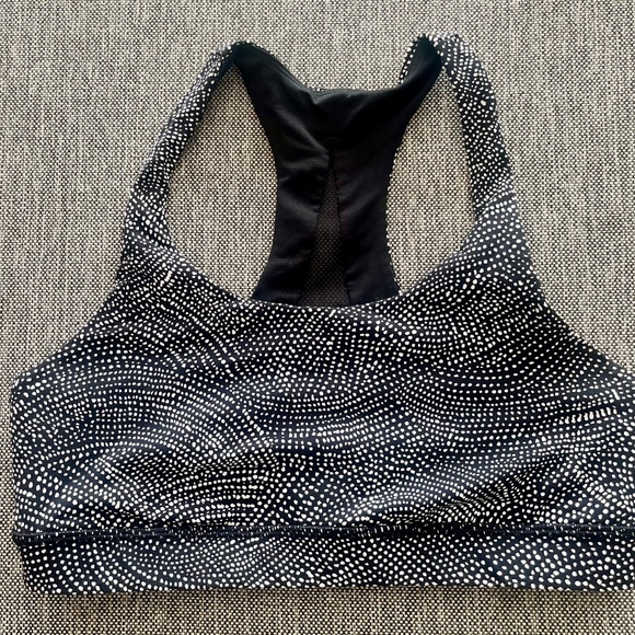 Lululemon Sports Bra Mesh Back Size 8 - Picture 2 of 3
